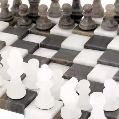 Set "Grau und Weiß" 3D-Schachbrett und Schachspiel aus Alabaster von Volterra