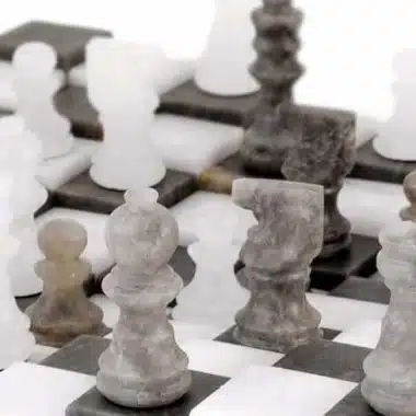 Set "Grau und Weiß" 3D-Schachbrett und Schachspiel aus Alabaster von Volterra