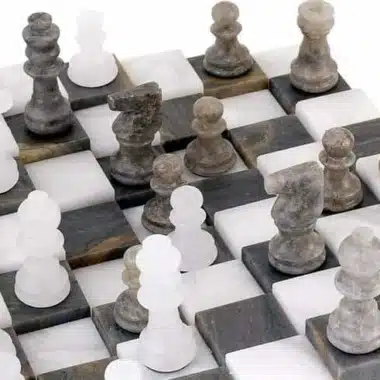 Set "Grau und Weiß" 3D-Schachbrett und Schachspiel aus Alabaster von Volterra