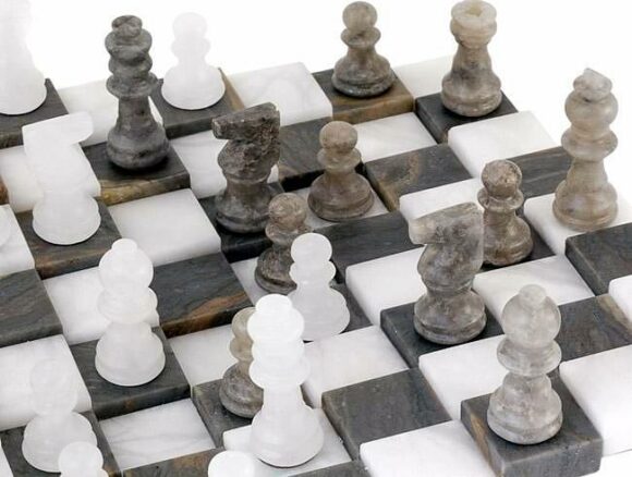 Set "Grau und Weiß" 3D-Schachbrett und Schachspiel aus Alabaster von Volterra