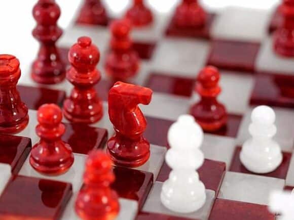 Set "Rot und Weiß" 3D-Schachbrett und Schachspiel aus Alabaster von Volterra