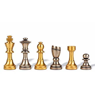 Detailansicht von vier Piccolo-Figuren: Dame, Läufer, Bauer und Turm aus massivem Messing