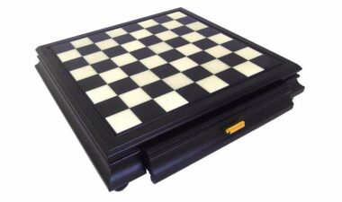 Schwarzes Schachbrett aus Holz und Alabaster mit Aufbewahrungsschublade