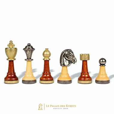Schachfiguren Classic II aufgereiht, Ausführung aus Holz und goldenem sowie silbernem Metall