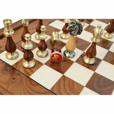 Detail der Staunton-Schachfiguren aus Holz und Metall auf dem Schachbrett