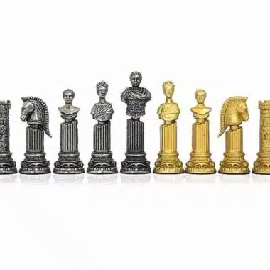 Römische Schachfiguren aus Metall, silbernes und goldenes Lager gegenüber