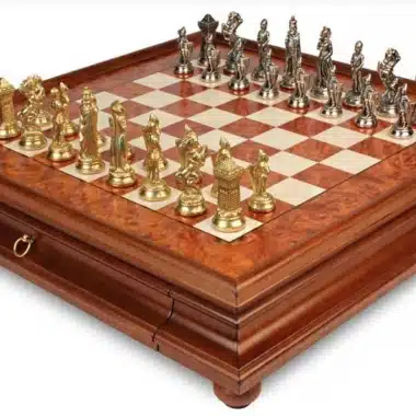 Set Mary Stuart IX Schachbrett auf Fuß aus Heideholz und Ulme und Schachspiel aus Metall