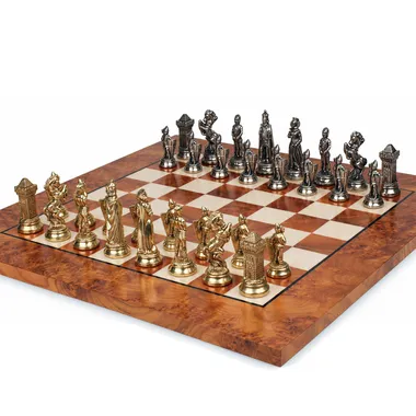 Goldene Figuren des Mary Stuart VI Schachspiels auf dem Brett aufgereiht