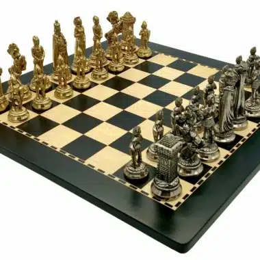 Mary Stuart X Set Schachbrett aus dunklem Holz und Schachspiel aus Metall