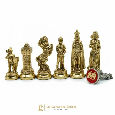 Goldfarbene Metall-Schachfiguren mit feinen mittelalterlichen Details