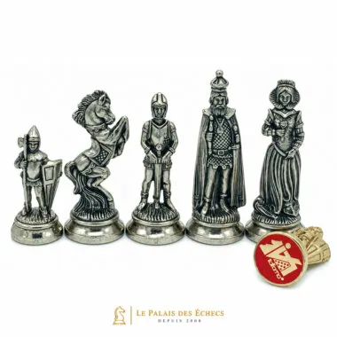 Silberfarbene Metall-Schachfiguren mit feinen mittelalterlichen Details