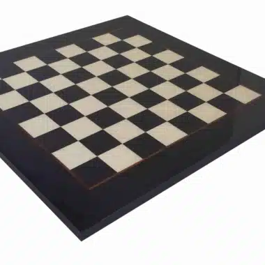 Schachbrett aus schwarzem Ahornholz mit glänzenden schwarzen und weißen Feldern