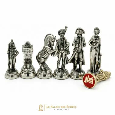 Silberne Schachfiguren im napoleonischen Stil mit Made-in-Italy-Medaillon
