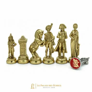 Vergoldete Metallschachfiguren, die Soldaten der napoleonischen Epoche darstellen