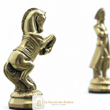Goldener Springer in Nahaufnahme auf dem Schachbrett, napoleonische Figur im Hintergrund