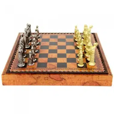 Mittelalterliches Set Schachbrett aus Kunstleder & Schachspiel aus Massivmetall