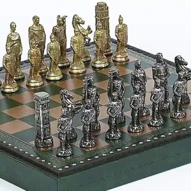 Nahansicht der goldenen und silbernen Figuren auf dem Kunstleder-Schachbrett