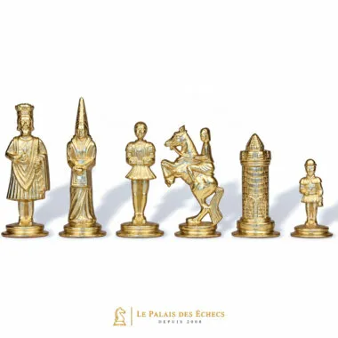 Schachfiguren Camelot in Gold, Soldat und Springer mit Reiterin im Detail