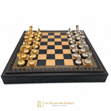 Komplettes Schachset Mignon Flower V, goldene und silberne Figuren auf graviertem Brett