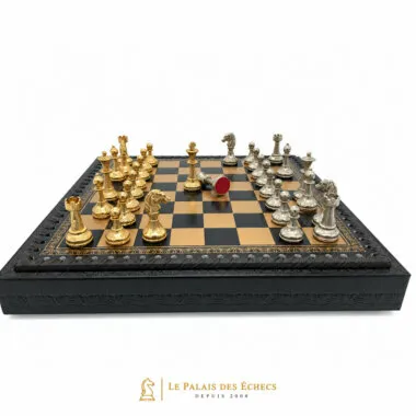 Mignon Flower V Schachbrett von oben mit goldenen und silbernen Figuren in Spielposition