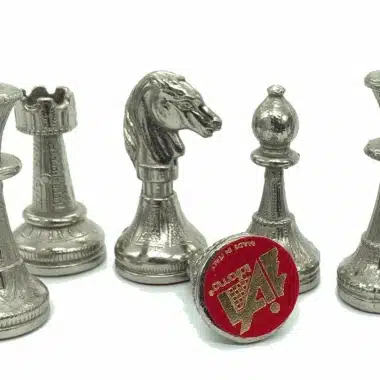 Detail der silbernen Mignon Flower-Figuren mit graviertem Made-in-Italy-Medaillon