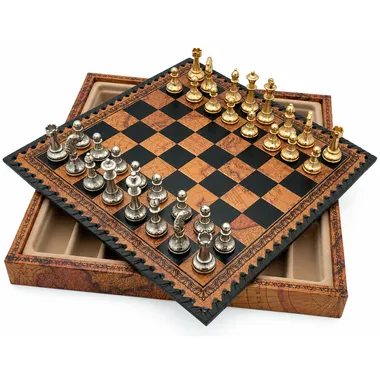 Komplettes Schachspiel mit Schachbrett-Box und gold- und silberfarbenen Figuren