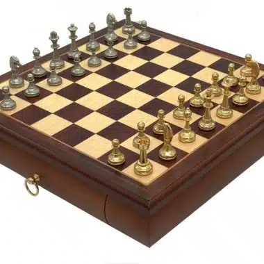 Niedliches Ensemble Flower VII Schachbrett aus Ahorn- und Mahagoniholz mit Aufbewahrung und Schachspiel aus vergoldetem und versilbertem Metall