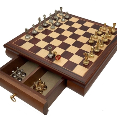 Alternative view of Niedliches Ensemble Flower VII Schachbrett aus Ahorn- und Mahagoniholz mit Aufbewahrung und Schachspiel aus vergoldetem und versilbertem Metall