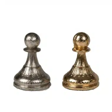 Bauern im Vergleich in Silber- und Goldausführung, Detail der verzierten Füße