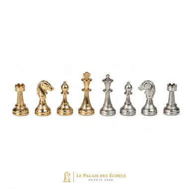 Mignon Flower V Schachfiguren in Gold und Silber aufgereiht auf weißem Hintergrund
