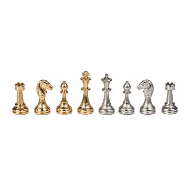 Schachfiguren aus gold- und silberbeschichtetem Metall, ausgerichtete Gesamtansicht