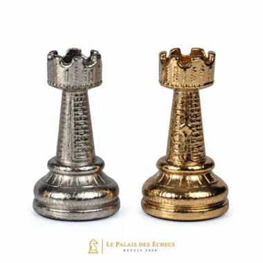 Silber- und goldfarbene Türme des Sets Mignon Flower V nebeneinander