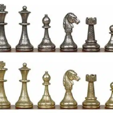 Schachfiguren aus massivem Metall, komplette silberne und goldene Reihen
