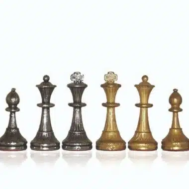 Detail der goldenen und silbernen Figuren: König, Dame, Läufer und Bauer