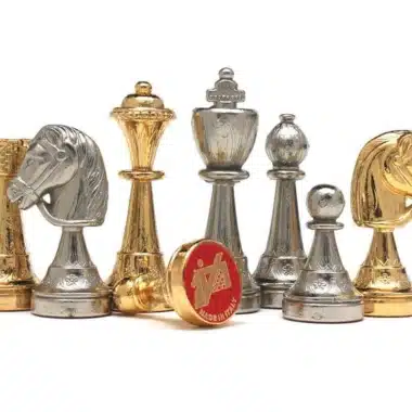Schachfiguren Classic Flower 8 aus goldplattiertem und silberplattiertem Metall, Nahaufnahme