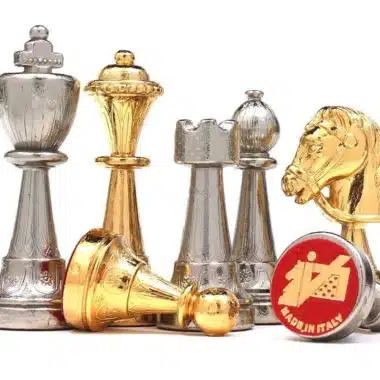 Schachfiguren Classic Flower 8 liegend und stehend, Detail der goldenen Verzierungen