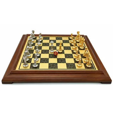 Spielaufstellung mit goldenen und silbernen Figuren auf dem Holzschachbrett