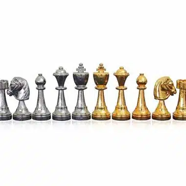 Schachfiguren aus goldplattiertem und silbernem Metall aufgereiht, König, Dame, Turm, Läufer, Springer
