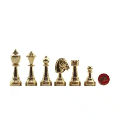 Schachfiguren Classic Flower 8 in einheitlicher Goldausführung, aufgereiht auf weißem Hintergrund