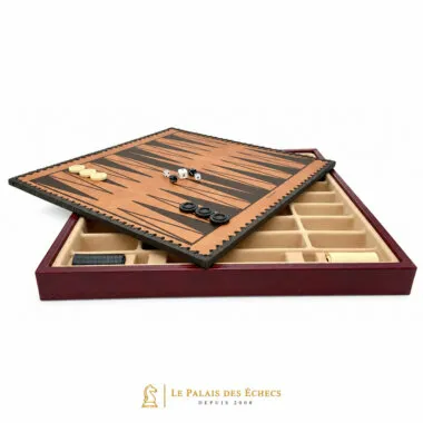 Umgedrehtes Brett zeigt Backgammon in Bordeaux und Schwarz mit Würfeln und Steinen