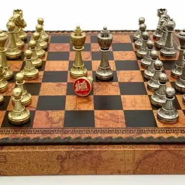 Schachbrett Staunton Mix VI, Nahaufnahme der goldenen und silbernen Figuren