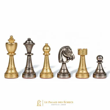 Schachfiguren aus goldenem und silbernem Metall, Detail Springer und Turm