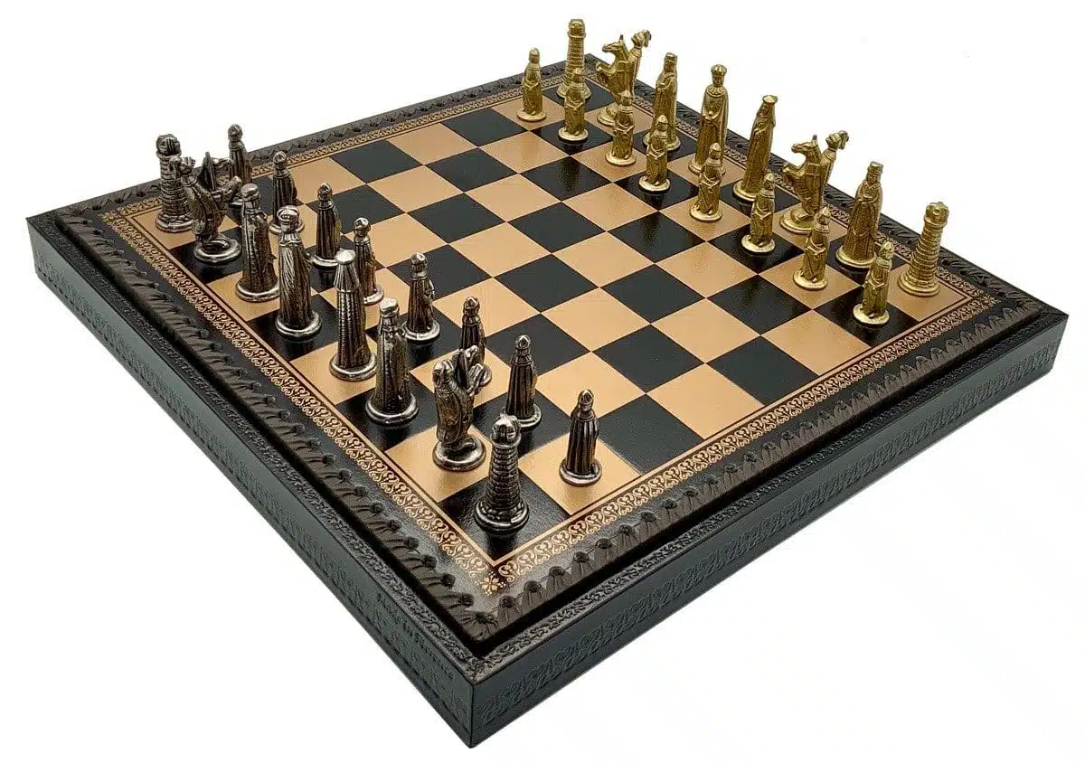 Mittelalterliches V-Set Kunstlederschachbrett & Schachspiel aus Massivmetall