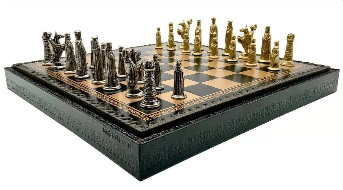 Mittelalterliches V-Set Kunstlederschachbrett & Schachspiel aus Massivmetall – Bild 4