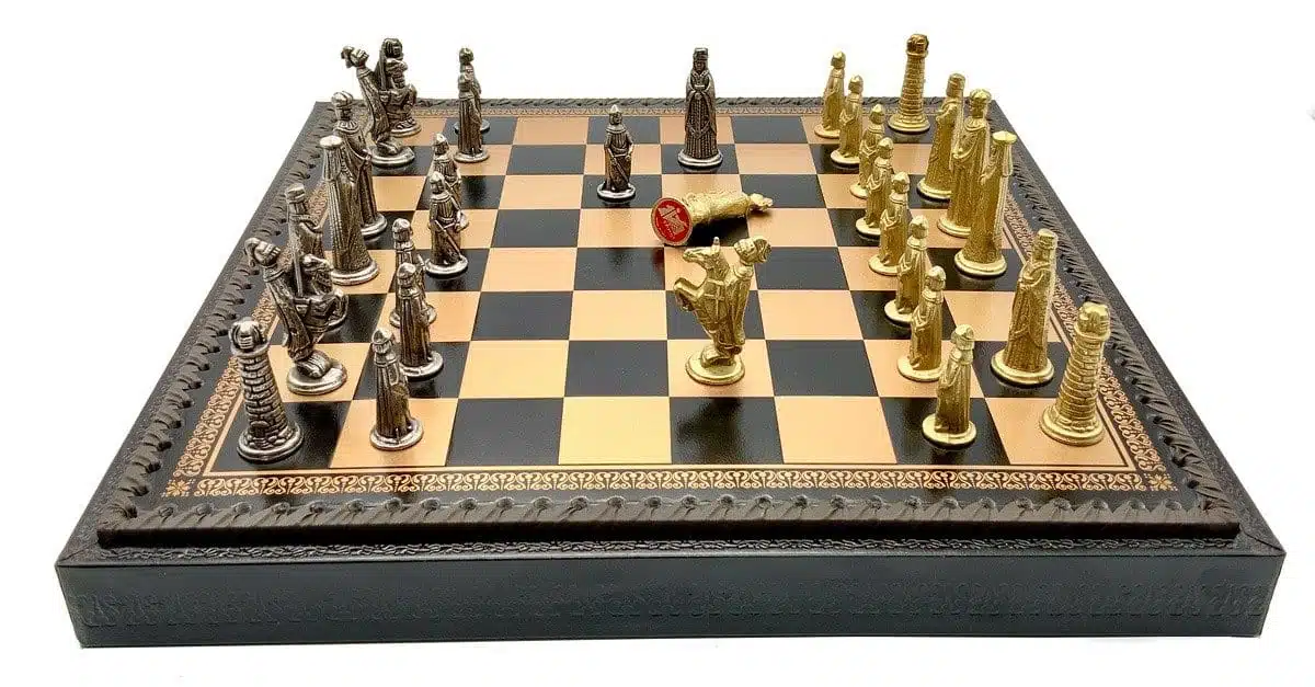 Mittelalterliches V-Set Kunstlederschachbrett & Schachspiel aus Massivmetall – Bild 3
