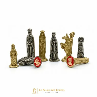 Detailansicht der mittelalterlichen goldenen und silbernen Figuren mit roten Wappen