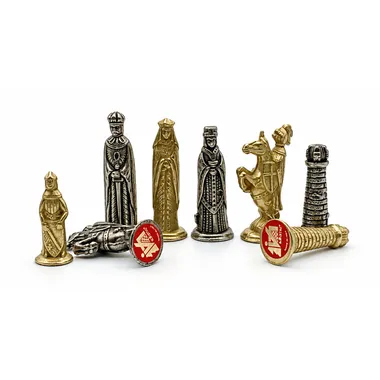 Detailansicht der mittelalterlichen goldenen und silbernen Figuren mit roten Wappen