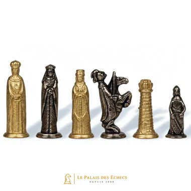 Mittelalterliche Schachfiguren aus goldenem und bronziertem Metall, König, Dame, Springer