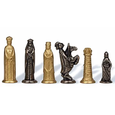 Mittelalterliche Schachfiguren aus goldenem und bronziertem Metall, König, Dame, Springer