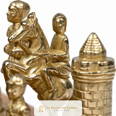 Nahaufnahme von goldenem Springer und Turm des Schachspiels Camelot